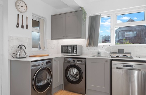Severn Beach House | Fast Wi-Fi | Modern Amenities | IPTV | Alexa | Sleeps 8
