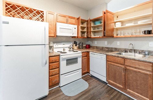Huntsville Apartment | Fast WiFi, King Bed, Gym, Free Parking