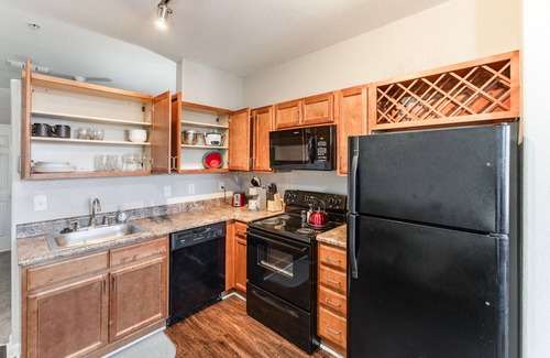 Huntsville Apartment | Fast WiFi, King Bed, Gym - Free Parking