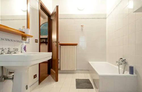 Lorenzana House | Fattoria Uccelliera