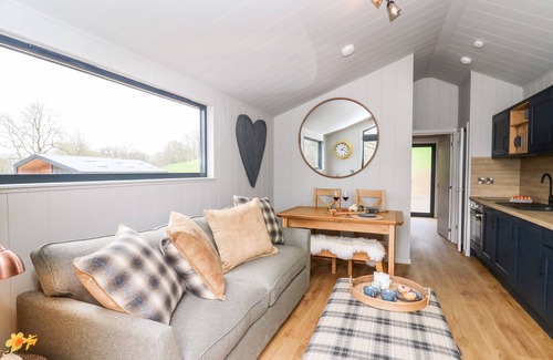 Llandrindod Wells Cottage | FAWN’S REST, romantic, with hot tub in Rhayader