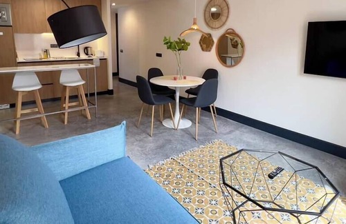 Almendrales Apartment | FD/ Beautiful and bright apartment. Parking. Wifi