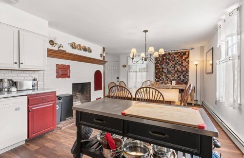 Epping Apartment | Federal on Exeter | Circa 1805 | UNH | A/C | Porch