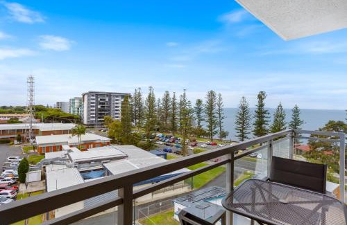 Redcliffe Apartment | Feel The Sea Breeze: 1-Bed Alfresco Dining & Pool