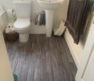 Pewsey House | FEMALES ONLY OR Couples for DOUBLE ROOM - near Stonehenge