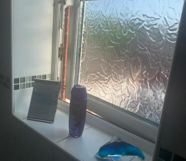 Pewsey House | FEMALES ONLY OR Couples for DOUBLE ROOM - near Stonehenge