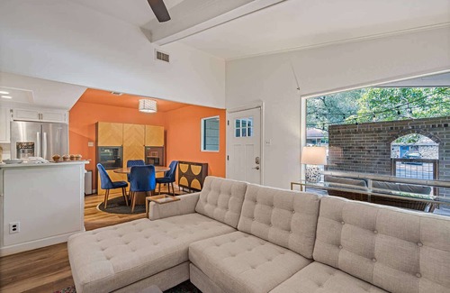 Barton Hills Apartment | Fenced Backyard, S. Lamar | La Casa Chic