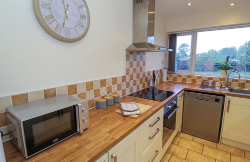 Southam Cottage | FENNY MARINA COTTAGE, pet friendly, with a garden in Fenny Compton