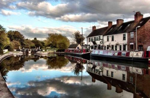 Warwick House | Fergies Canal Side Cottage