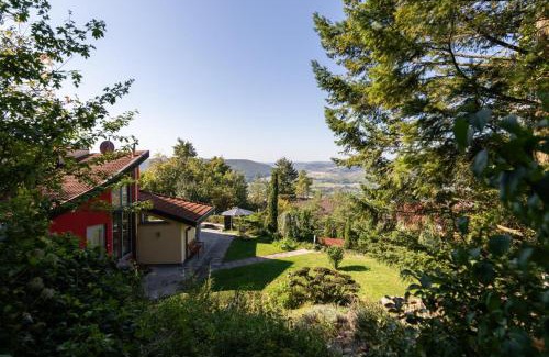 Lauda House | Ferienhaus hoch über dem Taubertal mit fantastischem Weitblick, Dachterrasse, 2000m2 großem Grundstück und Kamin