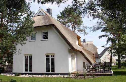 Trassenheide House | Ferienhaus Rubin mit Sauna und Kamin, Reetdachhaus am Walde
