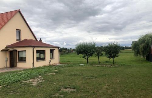 Uecker-Randow Apartment | Ferienwohnung auf dem Land Wiesenblick Sonnenberg Grambow