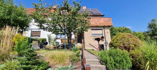 Schmalkalden Apartment | Ferienwohnung Berg-Glück, ruhige Lage mit Garten