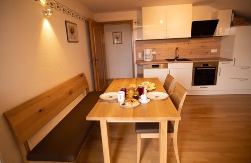 Rimsting Apartment | Ferienwohnung Blumenwiese 50 qm, mit Seeblick