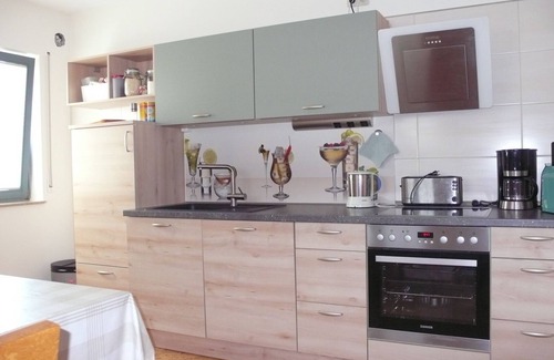 Altengronau Apartment | Ferienwohnung in Ehemaliger Bank, 100 qm, Schlafzimmer, Leseraum mit Bettcouch, Balkon, Max. für 3 Personen