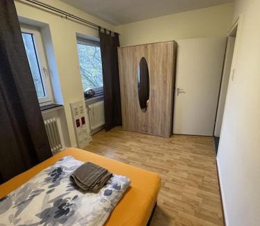 Center Apartment | Ferienwohnung in zentraler Lage nähe Bahnhof mit 3 Schlafzimmern, Wohnzimmer, Küche, Bad, Gäste-WC und großem Balkon, Parkplätze vorhanden