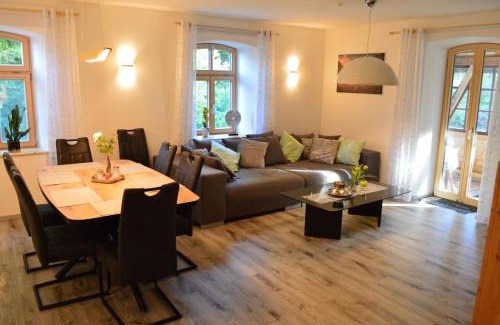 Irsee Apartment | Ferienwohnung KIostermühle Irsee - Parkplätze, Spielplatz, Biergarten, Badesee, E-Auto Ladepunkt