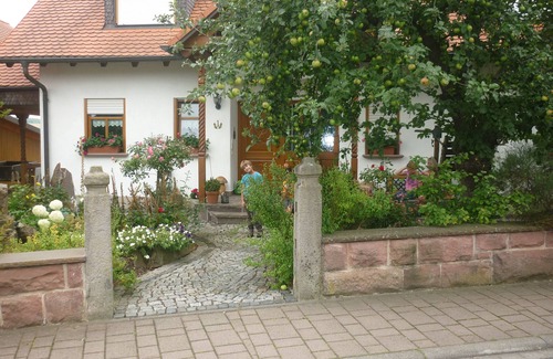 Oberthulba Apartment | Ferienwohnung mit Überdachter Pergola und Großer Terrasse