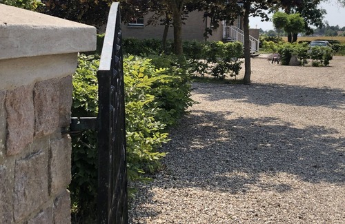 Bosau Apartment | Ferienwohnung mit Weitläufigen, Parkähnlichen Garten, Pavillon und Bouleplatz