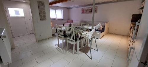 Kleinbreitenbach Apartment | Ferienwohnung/Monteurzimmer auf dem Bauernhof