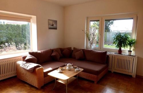 Hinte Apartment | Ferienwohnung Wattmoi mit Terrasse und Whirlwanne