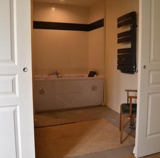 Chabeuil House | ferme st pierre 2 suites avec repas, piscine, clim, cheminée ou baignoire spa