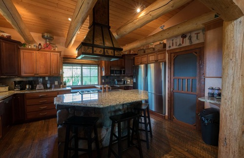 Monmouth House | Fern Hill Lodge - Luxury Log Retreat with Fishing Pond in Oregon Wine Country