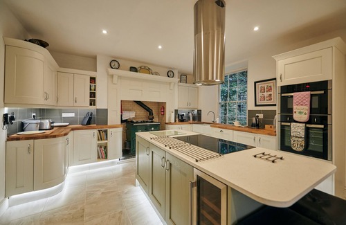 Laugharne Cottage | Fernhill House, Detached Georgian house with stunning views with HOT TUB