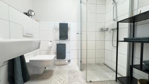 Halle Apartment | Fewo AM PARK - 4P, Boxspringbett, Balkon, SmartTV, Gesundbrunnen, familienfreundlich