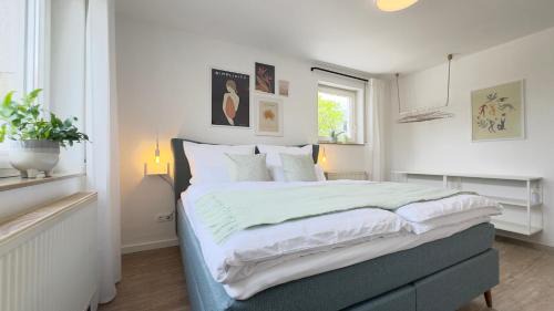 Halle Apartment | Fewo AM PARK - 4P, Boxspringbett, Balkon, SmartTV, Gesundbrunnen, familienfreundlich
