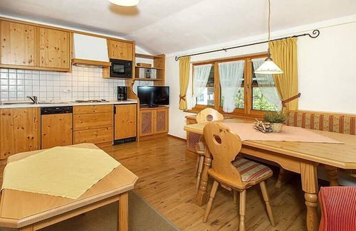 Ruhpolding Apartment | Fewo Hasslberg Balkon, Kochnische, 2 Schlaf- und 1 Wohn-/schlafzimmer, max 6 Pers