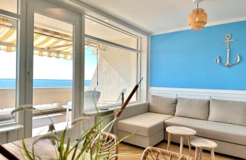 Sierksdorf Apartment | FeWo Traumblick - Himmel & Meer mit TRAUM Meerblick am Strand mit großem Balkon - WLAN, Streaming, 2024 modernisiert