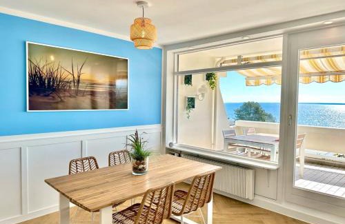 Sierksdorf Apartment | FeWo Traumblick - Himmel & Meer mit TRAUM Meerblick am Strand mit großem Balkon - WLAN, Streaming, 2024 modernisiert