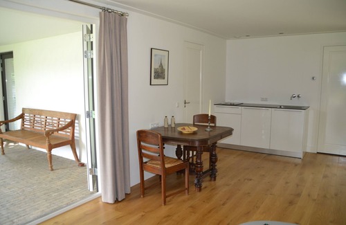 Zwaag Apartment | Fiddlers Hoorn Guest House in cozy village