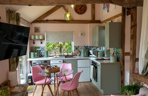 Hereford Cottage | Field View Cottage, hot tub, pet friendly, great views, cosy, relaxing