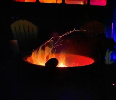 Woodbury House | Fiery Peak Glampsite with Stargazing & Hot Tub