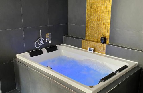 Jihlava Apartment | FiftyShades Apartmán s vířivkou