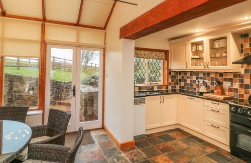 Tiverton Cottage | FIG TREE COTTAGE, family friendly, with hot tub in Bickleigh