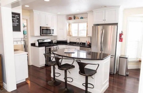 Heber House | Film-featured, sleeps 18, hot tub, fire pit, decks