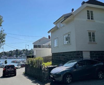 Arendal Apartment | Fin leilighet, sentralt og sjønært,med parkering
