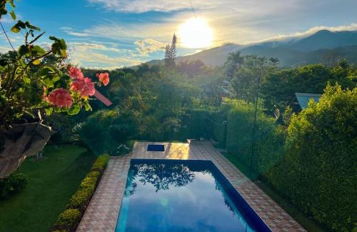Yotoco House | Finca Cabaña con piscina cerca al Lago Calima