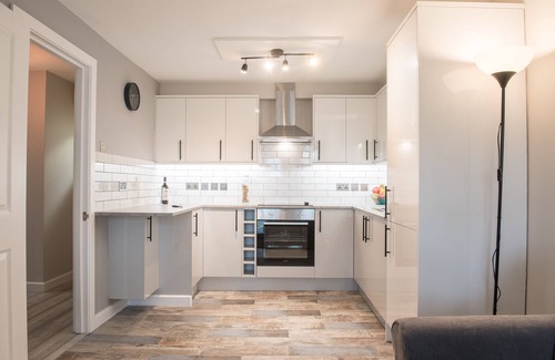 Finchley Church End Apartment | Finchley Contemporary 2 Bed Apartment + Parking
