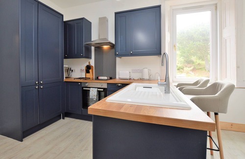 Tighnabruaich Apartment | Findhorn Upper - waterfront location, sea views, pet friendly