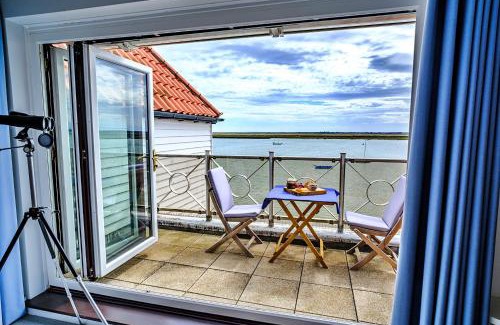 Burnham-on-Crouch Apartment | Finest Retreats - Kings Wharf - Luxury Riverside Home
