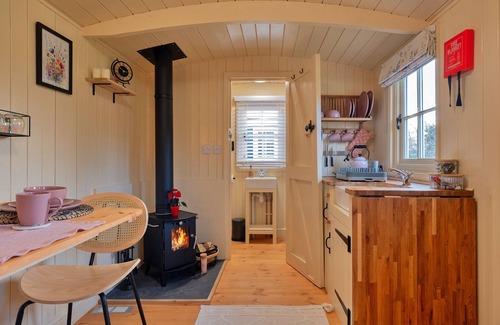 Brackley Ski Chalet | Finest Retreats - The Flower Hut