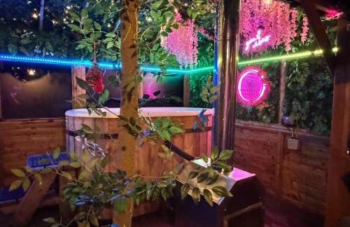 Glasgow Apartment | FINN VILLAGE - Loch Lomond Sunset Glamping Pod - Private Ofuro HOT TUB
