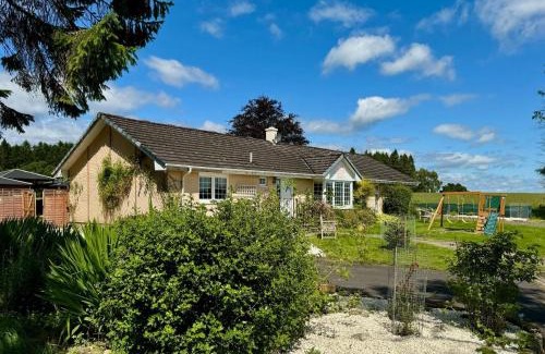 Glasgow House | FINN VILLAGE "Mountain View Cottage" Private Garden, 9-seater HOT TUB, Firepit & Pizza Stove