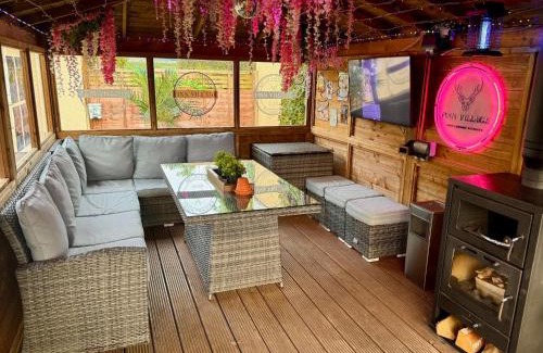 Glasgow House | FINN VILLAGE "Mountain View Cottage" Private Garden, 9-seater HOT TUB, Firepit & Pizza Stove