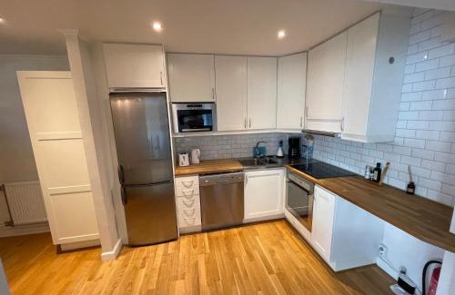 Kungalv Apartment | Fint, gratis parkering, med 20 min till Göteborg C