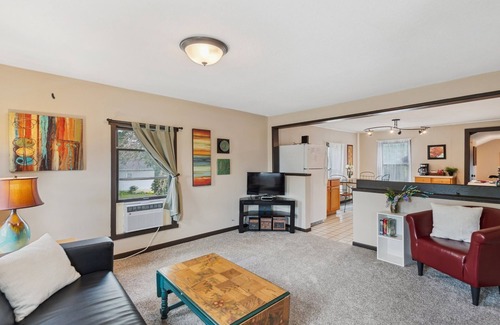 Lake City Apartment | Fire Lily Apartment - 3 Blocks from Lake Pepin